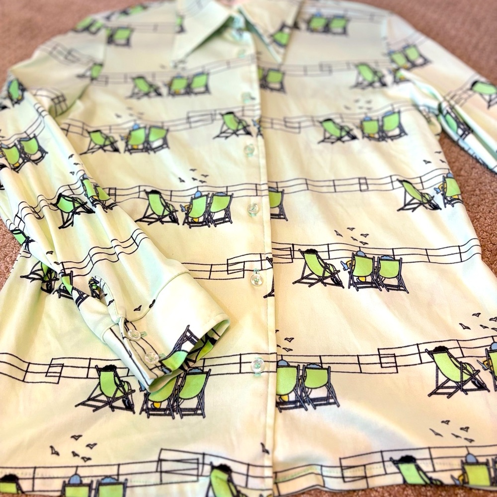 Vintage RARE 1970’s Blouse with Dagger Collar and adorable print 🏖️ 🪑 💚